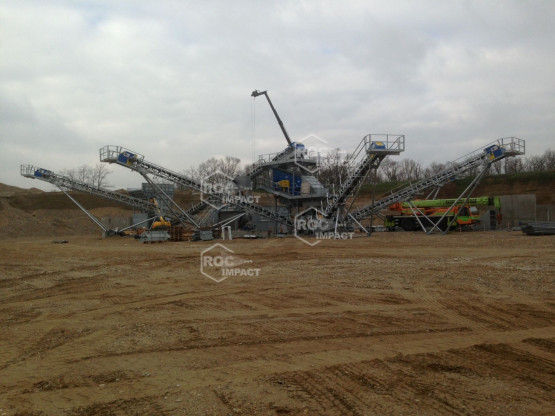 MONTAGE EN COURS D’UNE STATION COMPLETE DE CONCASSAGE  EN FRANCE AU PEAGE DU ROUSSILLON (38)