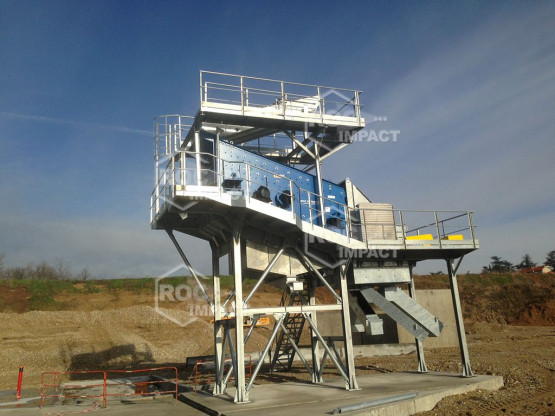 MONTAGE EN COURS D’UNE STATION COMPLETE DE CONCASSAGE  EN FRANCE AU PEAGE DU ROUSSILLON (38)