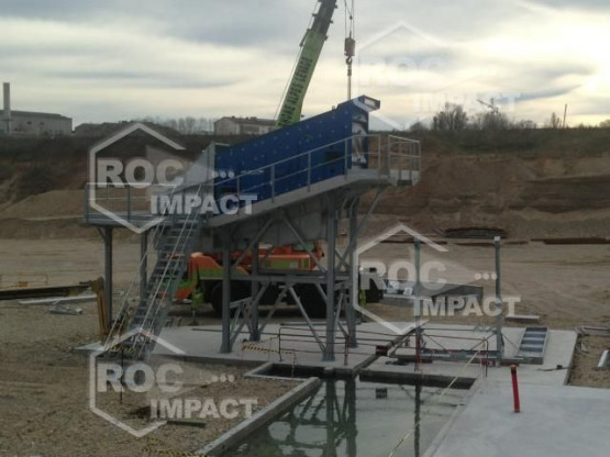 MONTAGE EN COURS D’UNE STATION COMPLETE DE CONCASSAGE  EN FRANCE AU PEAGE DU ROUSSILLON (38)